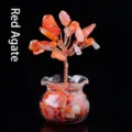 Primer plano detallado de un árbol de la vida de ágata roja en un mini jarrón de cristal - Ágata roja