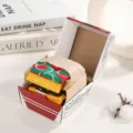 Kreative Damen-Socken im Sushi-Design in einer illustrierten Geschenkbox präsentiert - Einheitsgröße / 3er Pack / Hamburger-Form-Stil