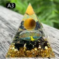 Handgefertigte Orgonit-Kristallpyramide mit Tigerauge-Kugel und Goldfolie-Dekor A3 - A3 Tiger Eye + Obsidian Gravel / 5cm