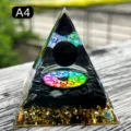 Handgefertigte Harz-Kristallpyramide mit Goldfolie, schwarzen Steinen, Modell A4 - A4 Obsidian + Obsidiansplitter / 5cm