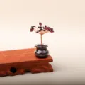 Mini handgemaakte rode granaat kristallen geldboom met koperdraad op glazen basis - Granaat - Boom van het Geloof (18 Stuks Mini Geluksboom)