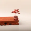 Handgemaakte mini-geldbloem van rode jaspis kristal voor bureau of auto-interieur - Rode jaspis - boom van de harmonie (mini geldboom met 18 kralen)