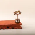 Handgemaakte mini-geluksboom met natuurlijke tijgeroog kristalchips en koperdraad - Tijgeroog - boom van de moed (mini geldboom met 18 kralen)