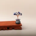 Handgemaakte mini lapis lazuli kristalboom op houten standaard voor bureau decoratie - Lapis lazuli - boom van de koninklijkheid (mini geldboom met 18 kralen)