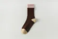 Chaussettes de yoga mi-mollet pour femmes avec picots en silicone, design marron. - Taille unique / Café