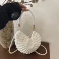 Sac à main coquillage tissé blanc avec élégante lanière de perles, sac bandoulière tendance. - Sac à Main Tissé en Forme de Coquille / 26*2*25cm / Blanc Cassé