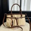 Borsa a tracolla vintage in camoscio per donna, borsa casual con ciondolo di perline chic ed elegante. - Beige con Pendente