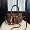 Borsa a tracolla in camoscio marrone, borsa retro slouchy con ciondolo di perle e cinghia. - Marrone con ciondolo