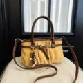 Borsa a tracolla in camoscio vintage da donna, grande borsa shopper retrò, marrone e giallo. - Giallo con Ciondolo