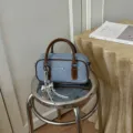 Jeans Kissen Tasche mit braunem Besatz und Schleife Anhänger, elegante Damen Schultertasche. - Kaffee Mit Anhänger