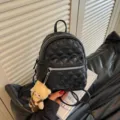Zwarte gewatteerde mini rugzak voor dames PU leer casual schooltas met schattige berenhanger - Zwart Met Hanger