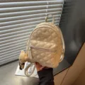 Stijlvolle beige gewatteerde mini-rugzak voor dames, casual studentenrugzak met berenhanger. - Crèmewit Met Hanger