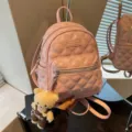 Roze gewatteerde mini-rugzak voor dames, casual, stijlvolle leren dagrugzak met berenhanger. - Roze met hanger