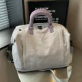 Bolsa de viaje grande con bonito bordado de lazo y asas violetas para mujeres elegante. - Gris