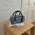 Modische Jeans Stepphandtasche für Damen, eleganter Henkeltasche Kissenbag mit Metallanhänger. - Schwarz Mit Anhänger