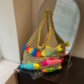 Vista dettagliata di una borsa tote in maglia a righe con simpatici pesci in peluche colorati. - Giallo