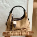 Bruine suède schouder dumpling tas, elegante retro handtas met donkerbruine lederen afwerking. - Khaki Met Hanger