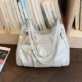 Borsa a tracolla retrò di grande capacità da donna, tote grigia per uso quotidiano. - Argento (Con Ciondolo)