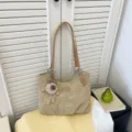 Borsa a tracolla vintage di grande capacità casual da donna variante quotidiana. - Cachi con Pendente