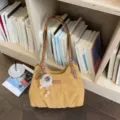 Borsa a tracolla vintage di grande capacità per donne borsa tote da lavoro quotidiano con ciondolo - Marrone con ciondolo