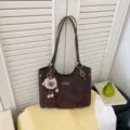 Borsa a tracolla marrone retro di grande capacità con ciondolo carino per il lavoro quotidiano. - Caffè con Ciondolo
