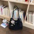 Pratica borsa tote casual nera di grande capacità con ciondolo in peluche morbido - nero con ciondolo