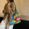 Borsa tote a righe all'uncinetto con simpatici pesci di peluche colorati, borsa casual. - Verde