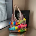 Borsa shopper in maglia con simpatici pesci di peluche colorati, grande borsa a spalla casual. - Bianco avorio