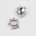 Detailansicht des niedlichen Katzen-Anhaenger aus Legierung mit Harz fuer DIY Schmuck. - 20er Set / Rosa