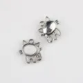 Detailansicht von niedlichen Katzen-Legierungs-Harz-Anhängern, ideal für DIY-Schmuckherstellung. - 20er Set / Weiß