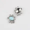 Nahaufnahme von silbernen Katzenanhängern aus Legierung mit blauer Harzeinlage für Schmuck. - 20er Set / Blau