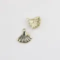 Vue détaillée d'un pendentif coquillage doré avec perle, idéal pour la création de bijoux. - Base Or Noir