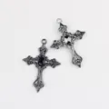 Vista dettagliata del ciondolo a croce in lega gotica con zircone nero per creazione di gioielli DIY. - Base Canna di Fucile Zirconia Nera