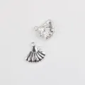 Vue détaillée du pendentif coquillage en alliage argenté, parfait pour la création de bijoux DIY. - Base Argent Brillant Noir