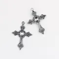 Primo piano del ciondolo a croce in lega d'argento gotica con zircone trasparente, dettagli. - Base Canna di Fucile Zirconia Bianca