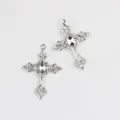 Ciondolo croce gotica in lega argentata con strass trasparente per creazione di gioielli fai da te. - Argento / Zirconia Bianca