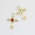 Ciondolo croce vintage dorata con pietra rossa, incisione metallica dettagliata per gioielli. - Base Oro Strass Rojo