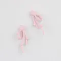 Dettaglio pendente cuore con fiocco in lega rosa, ideale per creazione di gioielli. - Rosa