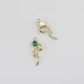 Vista dettagliata del ciondolo a fiocco in lega dorata con zircone verde per gioielli. - Set da 20 Pezzi / Oro / Verde