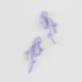 Dettaglio in primo piano del ciondolo a fiocco in lega viola con cuori per creazione gioielli. - Viola