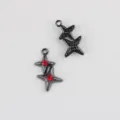 Gros plan de pendentifs double etoile en metal gunmetal avec strass rouges pour bijoux DIY. - Base Gunmetal Strass Rouge