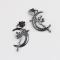 Vista detallada colgante luna creciente rosa negra de aleación gótica accesorios de joyería. - Negro de Pistola Flor Roja