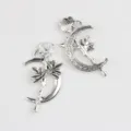 Detalle de dije de luna rosa de aleación plateada, colgante floral vintage de media luna. - Plata Antigua & Blanco