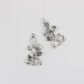 Nahaufnahme Detailansicht von antiken silbernen Legierung Blumen Anhängern für Basteln. - 20er Set / Silber