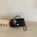 Μαύρη κομψή καπιτονέ τσάντα ώμου με αλυσίδα και όμορφο λουλουδένιο κρεμαστό στοιχείο. - Μαύρο Με Μενταγιόν