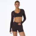Αθλητικό σετ γυναικών με ριμπ μακρυμάνικο crop top και κοντό σορτς χωρίς ραφές. - Σκούρο Καφέ