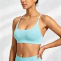 Hellblaue Sport-BH für Damen, schmale Träger und U-Ausschnitt, ideal für Yoga und Fitness. - Blau