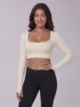 Top corto a maniche lunghe a coste senza cuciture con scollo a U per fitness sportivo da donna. - Taglia S / Top / Beige Stile A