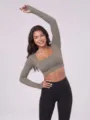 Top corto a coste senza cuciture a maniche lunghe, maglia sportiva collo U per donne. - Taglia S / Top / Grigio Tipo A