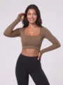 Top corto a maniche lunghe a costine senza cuciture marrone, scollo a U slim fit - Taglia S / Top / Marrone Caffè Stile A